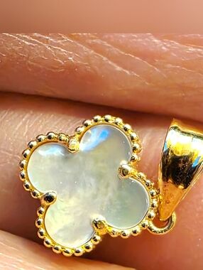 💛18k Gold Mother-of-Pearl Pendant